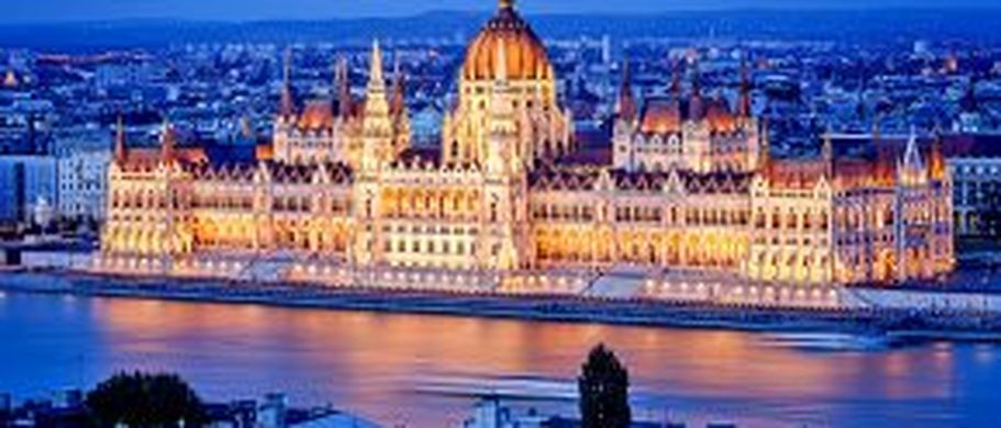 Ungarns Parlament liegt majestätisch auf Pester Seite direkt am Donauufer.