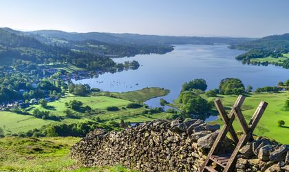 Grüne LAndschaft mit See im LAke District England