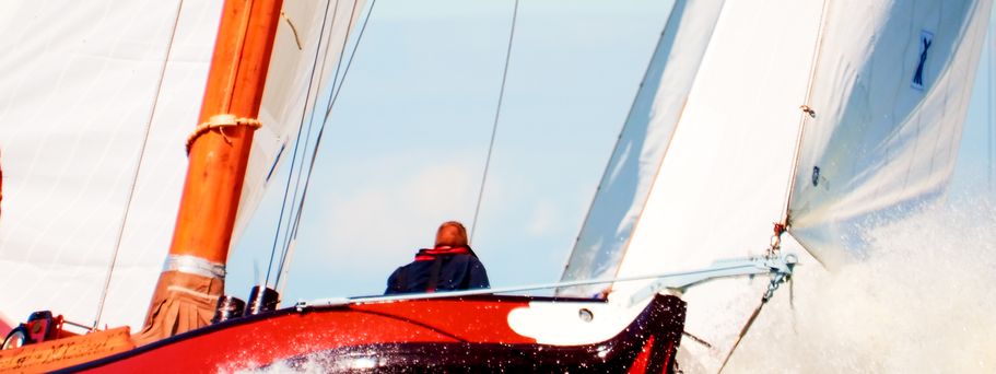 Segeln in traditionellen Booten auf dem Ijsselmeer ist ein einmaliges Erlebnis