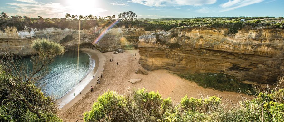 Camper Australien Urlaub Reisen Wasserloch und Felsen am Loch Ard Gorge