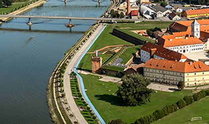 Eine Luftaufnahme einer Küstenstadt mit einer Insel und dem Meer.