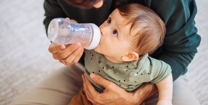 Baby mit Fläschchen