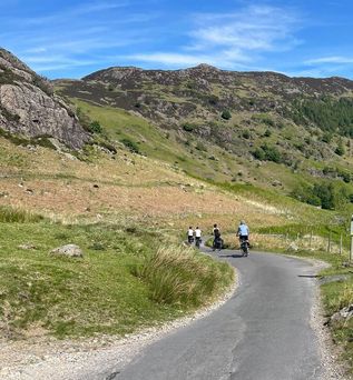 Weg durch hügelige LAndschaft mit dem Fahrrad im Lake District