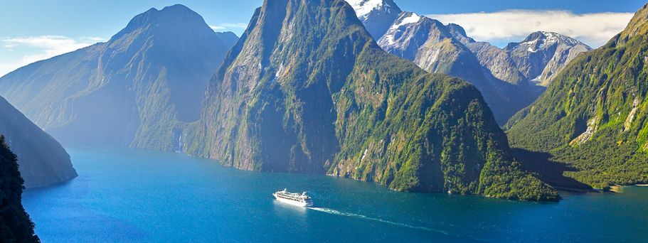 Camper Neuseeland Urlaub Reisen Schiff im Milford Sound