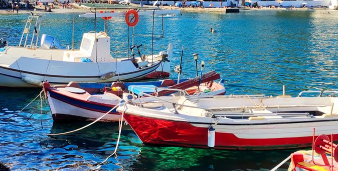 Blick auf die Bucht des idyllischen Ortes Therma auf der Insel Ikaria