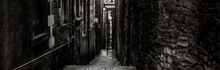 Blick auf die dunkle Gasse.