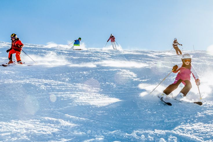 Mehrere Skifahrer auf dem Abhang am Fahren