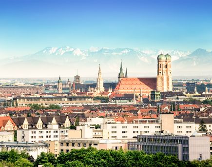 Städtereise München Urlaub Alpenpanorama hinter München