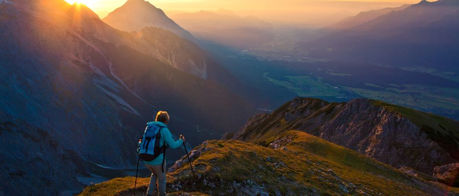 Wanderer im Sonnenuntergang auf Berg