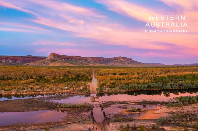 Weite LAndschaft zur Abenddämmerung in western australia