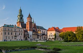 Eine historische Stadtansicht von Krakau, Polen, mit einem Schloss.