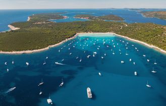 Eine Luftaufnahme einer Insel mit türkisfarbenem Wasser.