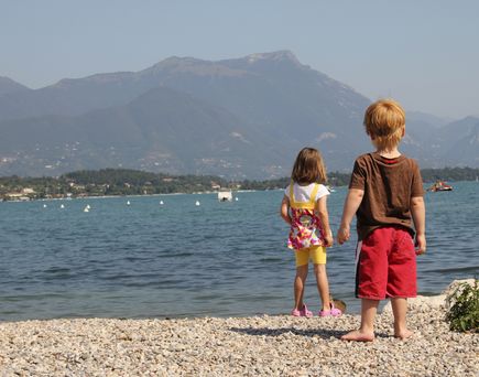 Kinder am Gardasee, Blick über den See und die Berge