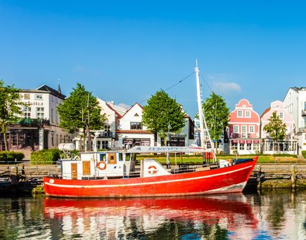 Rotes Fischerboot im Hafen