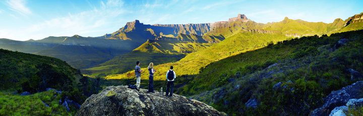 Menschen In Südafrika auf einem Felsen