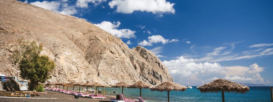Perissa Beach in Santorin