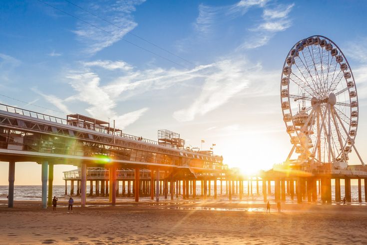 Ein Riesenrand vor einem  Sonnenuntergang 