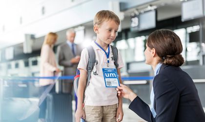 alleinreisender Junge mit Flugbegleiterin
