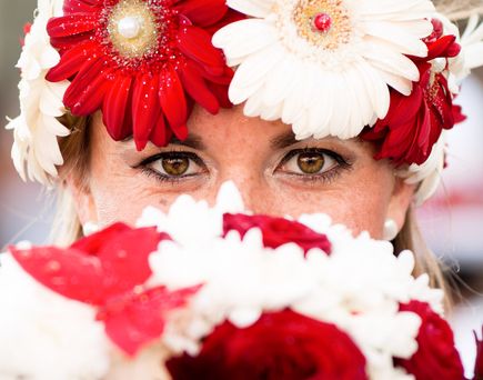 Eine Nahaufnahme einer Frau mit Blumen im Haar.