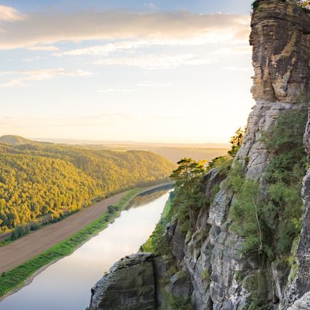 Blick über die Elbe am Elbsandsteingebirge
