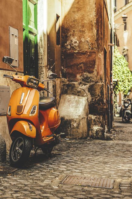 Vespa in den Strassen Roms