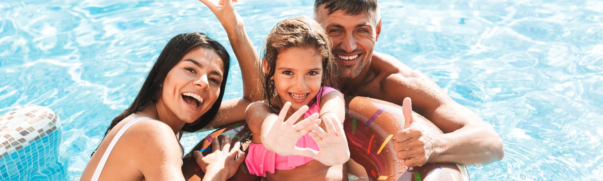 Familie im Pool