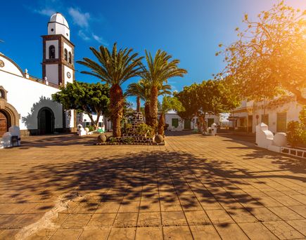 Lanzarote. Marktplatz von Arrecife mit seiner weißten kleinen Kirche und einigen weiteren Häusern und Cafes.