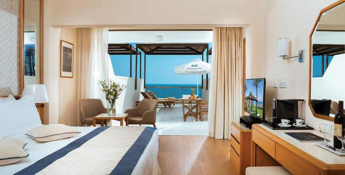 Constantinou Bros Athena Beach Zimmer mit Blick auf den Balkon