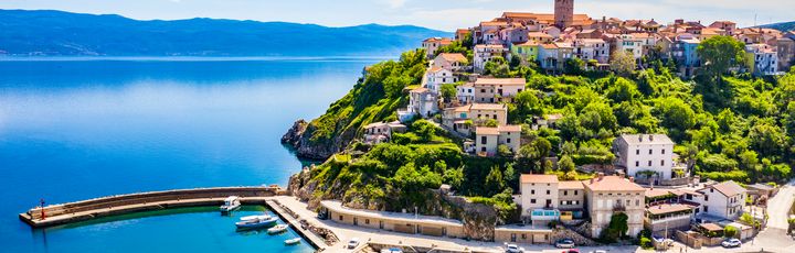 Vrbnik_Krk Blick auf Küste und kleinen HAfen