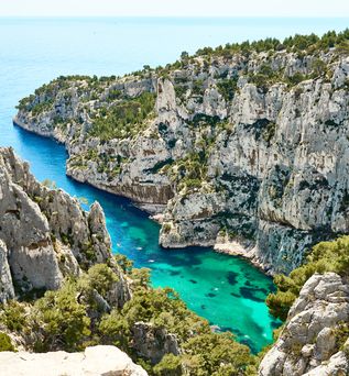 Blick auf die Kalkfelsen des Nationalparks Calanques.