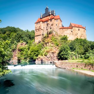 Urlaub im deutschen Mittelgebirge Erzgebirge Burg Kriebstein und Fluss