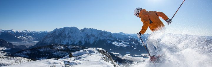 Skifahrer auf der Piste im Pulverschnee