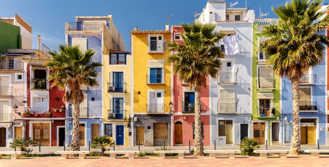 Bunte Häuserreihe in Villajoyosa