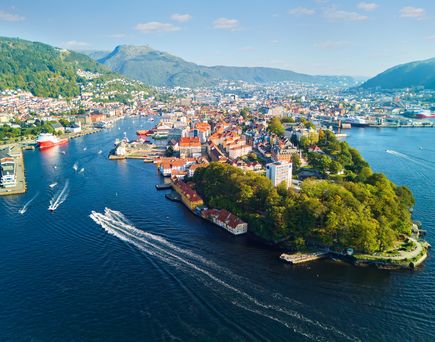 Blick von oben auf die Altstadt von Bergen und Halbinsel Nordnes