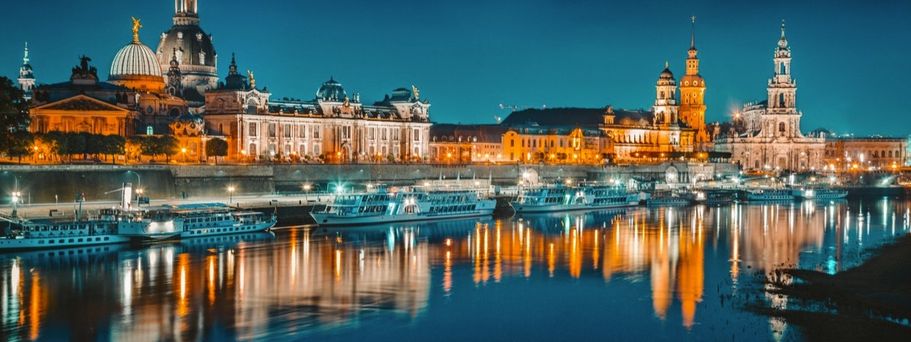 Die Semperoper in Dresden, Deutschland, bei Sonnenuntergang.