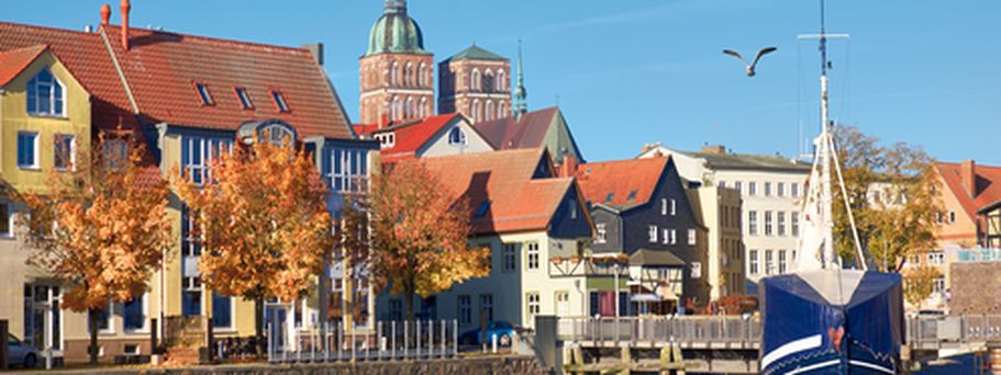 Eine Stadtansicht mit Gebäuden am Wasser und Booten.