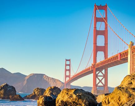 Die Golden Gate Bridge in San Francisco bei Sonnenuntergang.