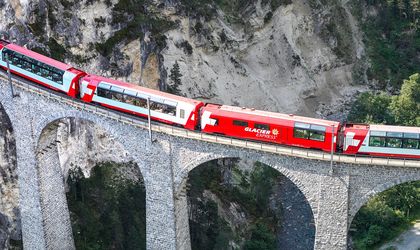 Glacier Express fährt über eine Brücke