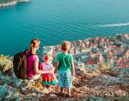 Eine Familie steht an einem Fluss.