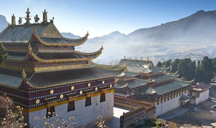 Blick auf einen Tempel in Tibet