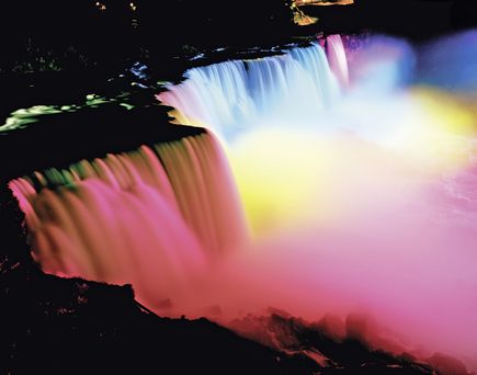 Bei Nacht farbig beleuchtete Niagara Fälle
