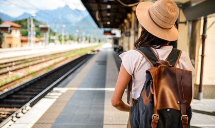Frau am Bahnhof
