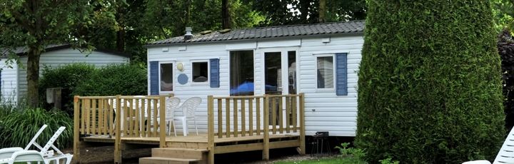 Kleines Haus mit Terrasse in grüner Natur