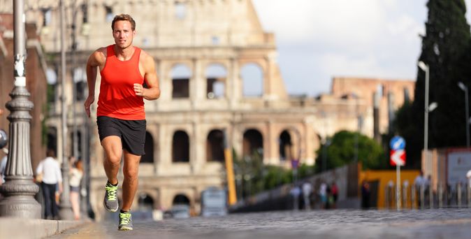 Läufer in Rom mit Colosseum im Hintergrund
