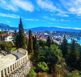 Die Stadt Split mit einem Hafen und Gebäuden am Wasser.