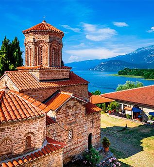 Kloster Sveti Naum Die Ende des 9. Jahrhunderts am Ohridsee erbaute Klosteranlage liegt direkt hinter der Grenze zu Nordmazedonien