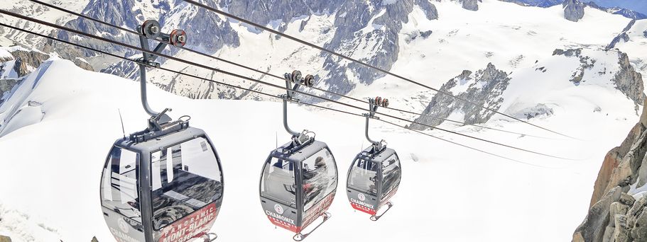 Seilbahn Vallée Blanche führt vom Aiguille du Midi über Gletscher zur italienischen Seite des Mont-Blanc-Massivs 