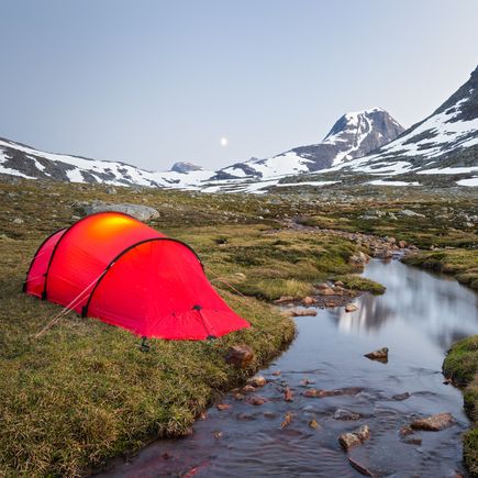 Ein aufgeschlagenes Zelt mitten im Nationalpark