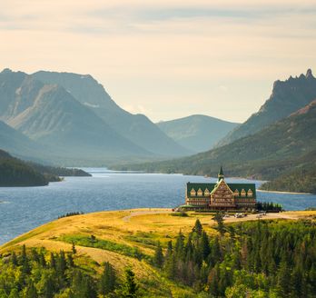 Eine Berglandschaft mit einem See und einem Fluss.