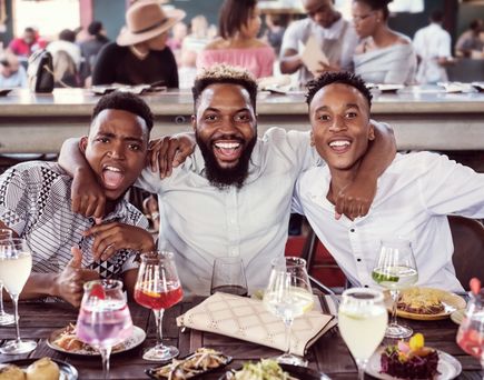 Menschen beim Essen in Südafrika